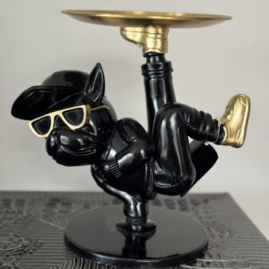 Dansende buldog met dienblad