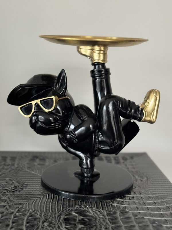 Dansende buldog met dienblad